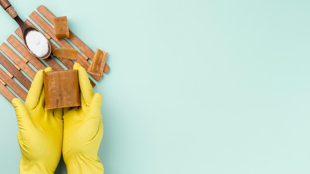 Guantes de protección y productos de limpieza ecológicos para el hogar