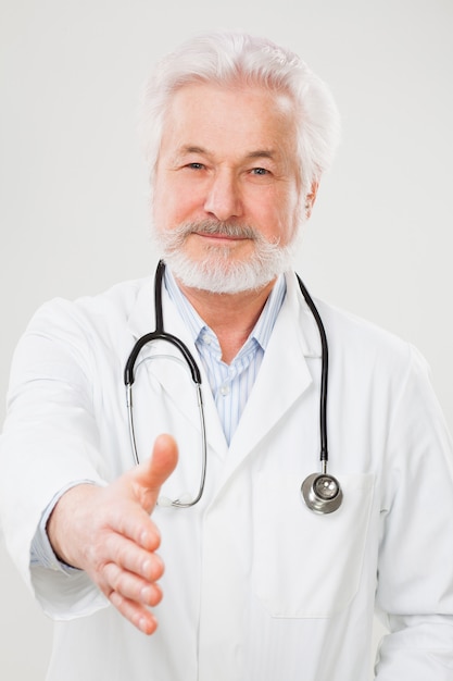 Guapo anciano médico en uniforme