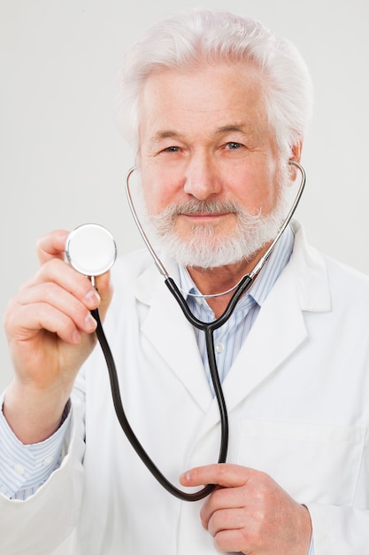 Guapo anciano médico en uniforme