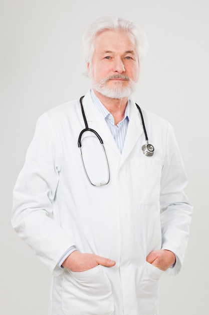 Guapo anciano médico en uniforme