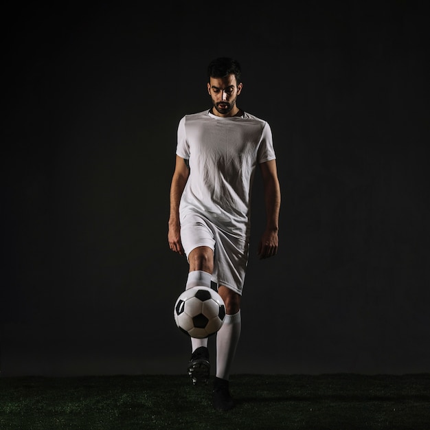 Guapo, deportista, malabares, pelota