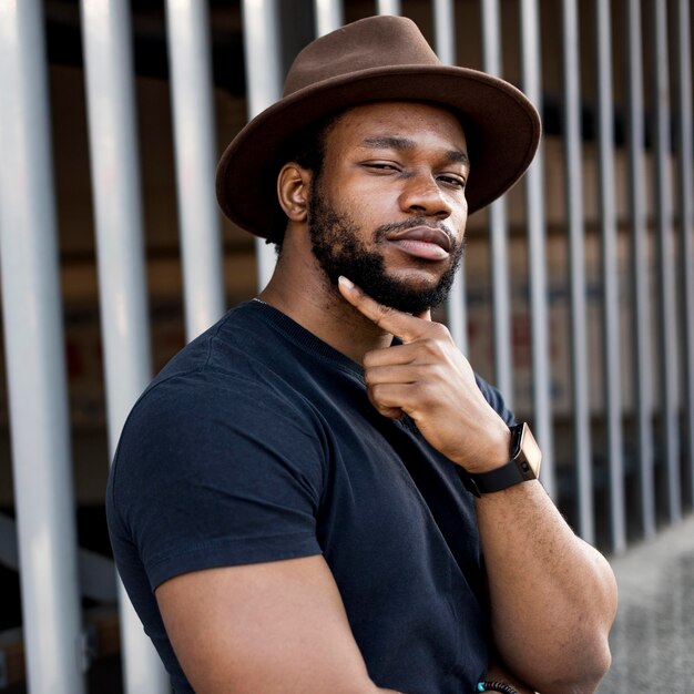 Guapo hombre afroamericano posando