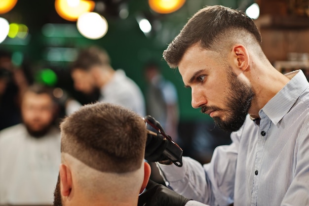 Guapo hombre barbudo en la barbería peluquero en el trabajo Cerrar nuca