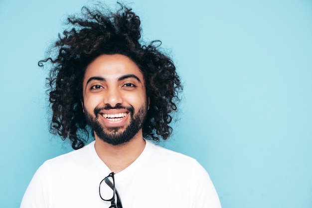 Foto gratuita guapo hombre hipster sonriente posando en el estudio