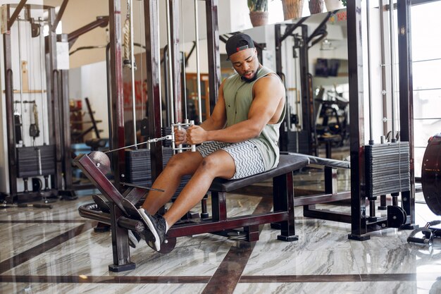 Un guapo hombre negro se dedica a un gimnasio