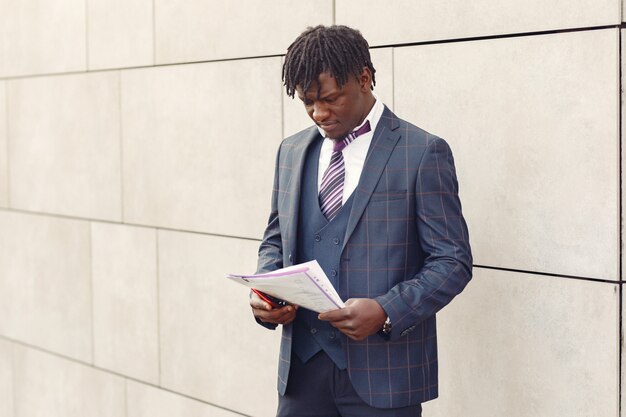 Guapo hombre negro con un traje azul