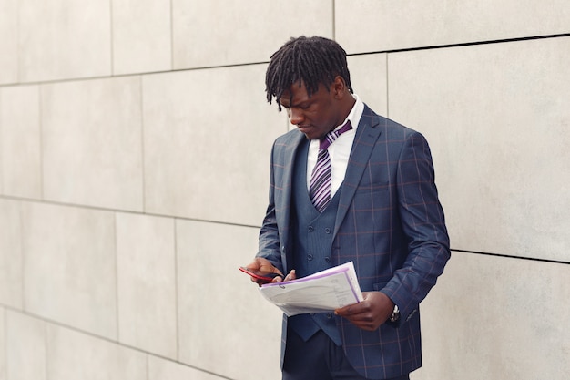 Guapo hombre negro con un traje azul