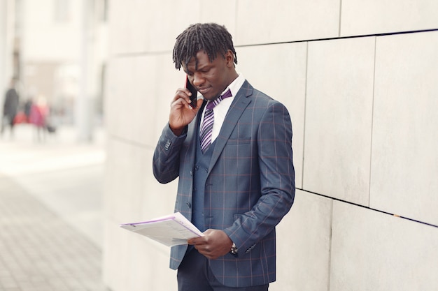 Guapo hombre negro con un traje azul