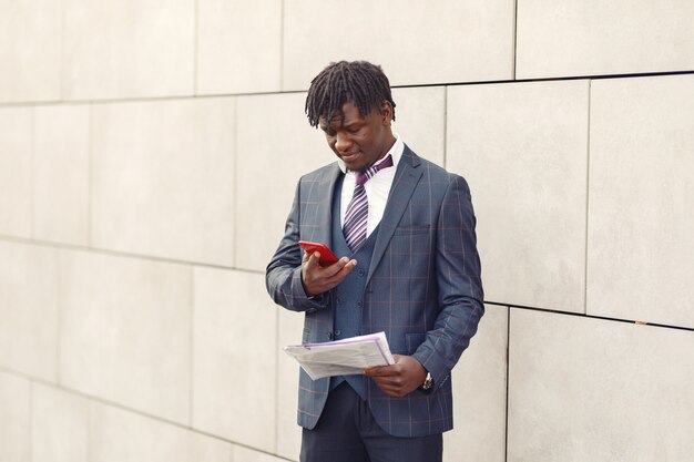 Guapo hombre negro con un traje azul