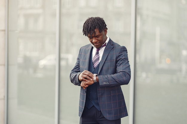 Guapo hombre negro con un traje azul