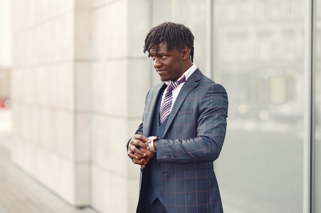 Guapo hombre negro con un traje azul