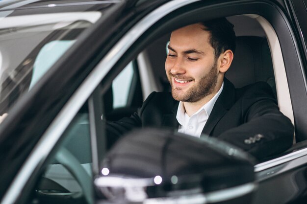 Guapo, hombre que sienta, en coche