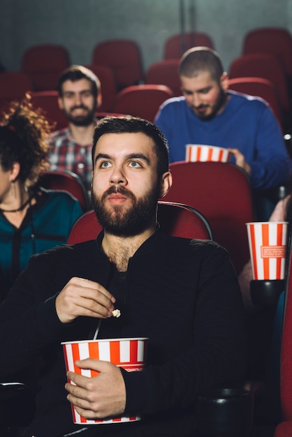 Foto gratuita guapo hombre viendo la película