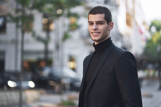 Guapo joven caminando por la calle