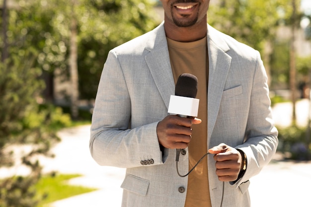 Foto gratuita guapo periodista afroamericano