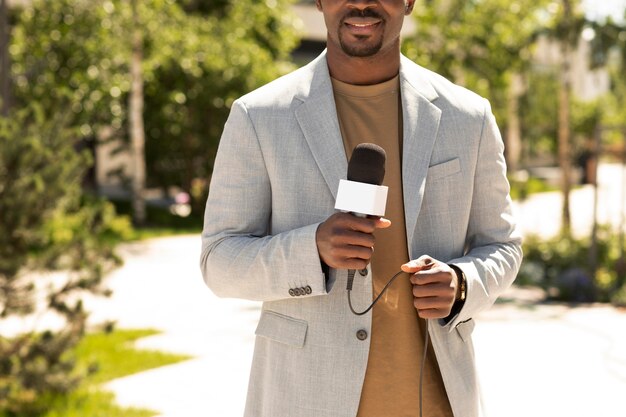 Guapo periodista afroamericano