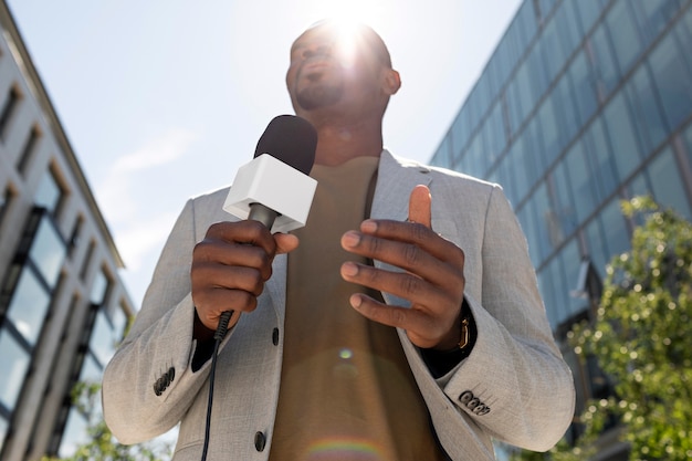 Foto gratuita guapo periodista afroamericano