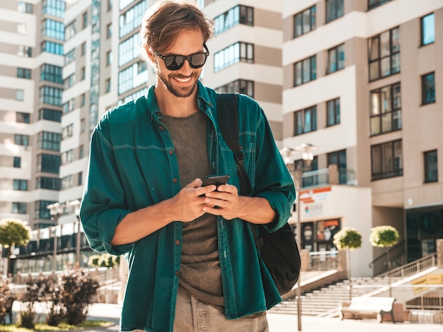 Guapo, sonriente, elegante, hipster, lambersexual, modelo