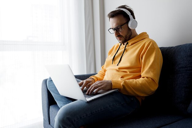 guapo, trabajando, con, computador portatil, en casa