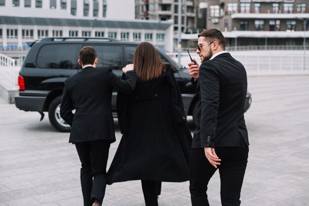 Guardia profesional hombres trabajando juntos