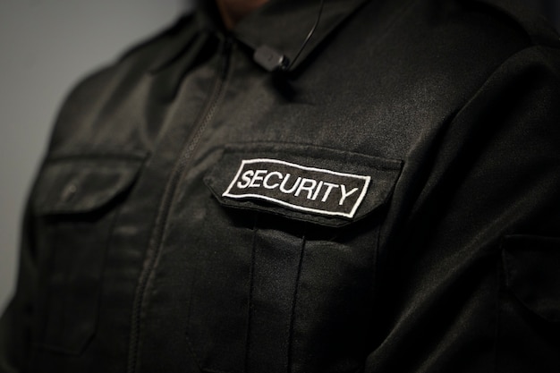 Foto gratuita guardia de seguridad en el lugar de trabajo