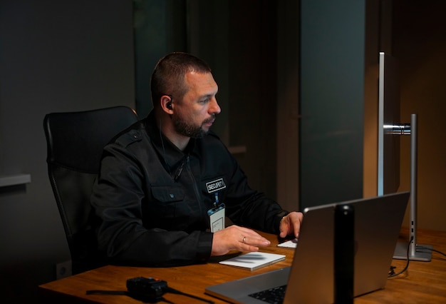 Guardia de seguridad en el lugar de trabajo