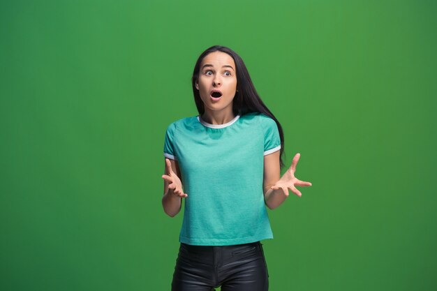 Guau. Hermoso retrato frontal de medio cuerpo femenino aislado en estudio verde