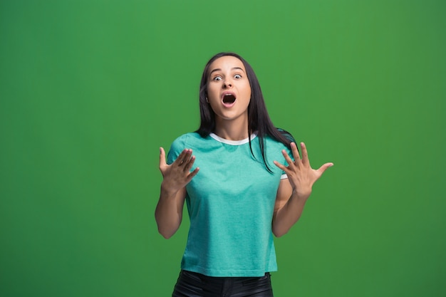 Foto gratuita guau. hermoso retrato frontal de medio cuerpo femenino aislado en estudio verde