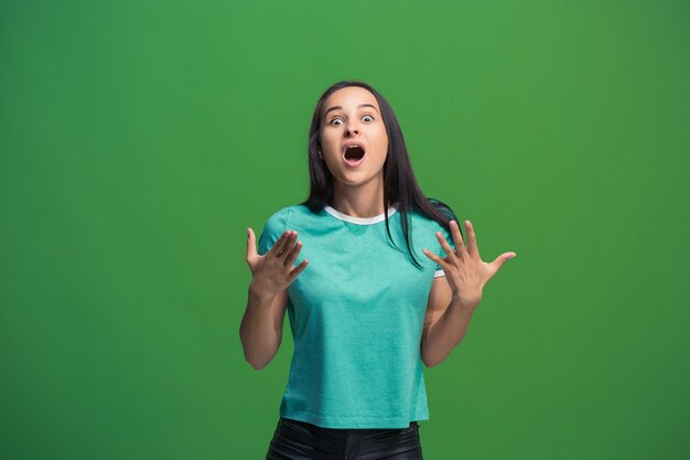 Guau. Hermoso retrato frontal de medio cuerpo femenino aislado en estudio verde