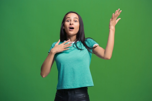 Guau. Hermoso retrato frontal de medio cuerpo femenino aislado en estudio verde