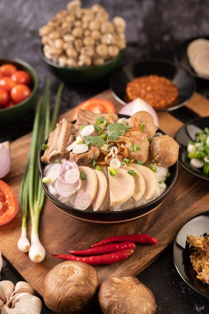 Guay Jap, albóndigas, salchicha de cerdo vietnamita y hueso de cerdo, comida tailandesa.