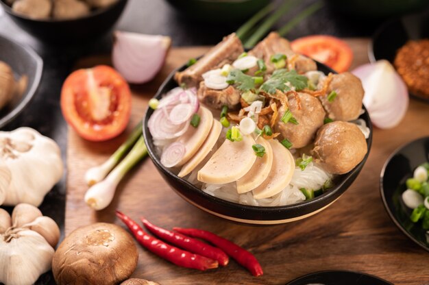 Guay Jap, albóndigas, salchicha de cerdo vietnamita y hueso de cerdo, comida tailandesa.