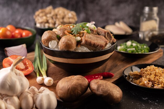 Guay Jap, albóndigas, salchicha de cerdo vietnamita y hueso de cerdo, comida tailandesa.