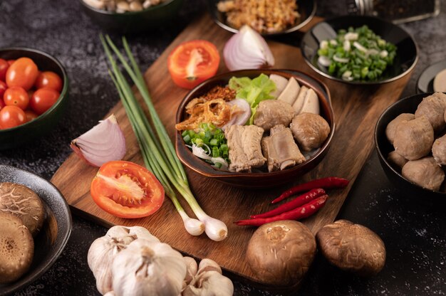 Guay Jap, albóndigas, salchicha de cerdo vietnamita y hueso de cerdo, comida tailandesa.