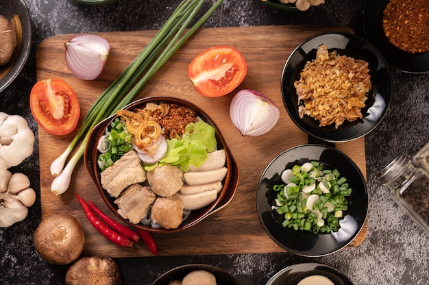 Guay Jap, albóndigas, salchicha de cerdo vietnamita y hueso de cerdo, comida tailandesa.