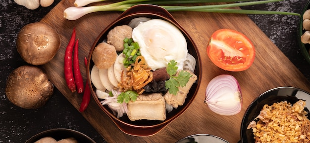 Guay Jap, albóndigas, salchicha de cerdo vietnamita y huevo frito, comida tailandesa.