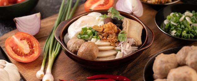 Guay Jap, albóndigas, salchicha de cerdo vietnamita y huevo frito, comida tailandesa.