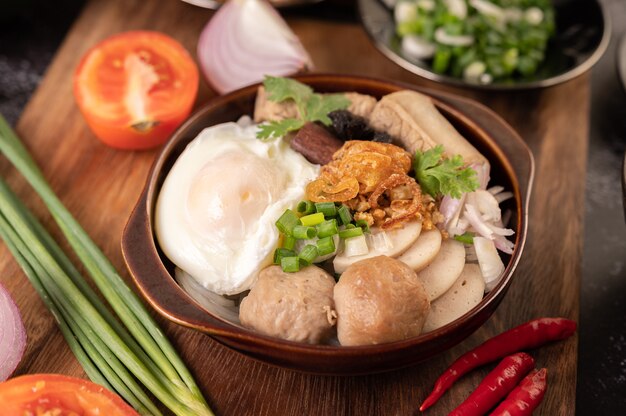 Guay Jap, albóndigas, salchicha de cerdo vietnamita y huevo frito, comida tailandesa.