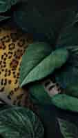 Foto gratuita guepardo sobre un fondo frondoso