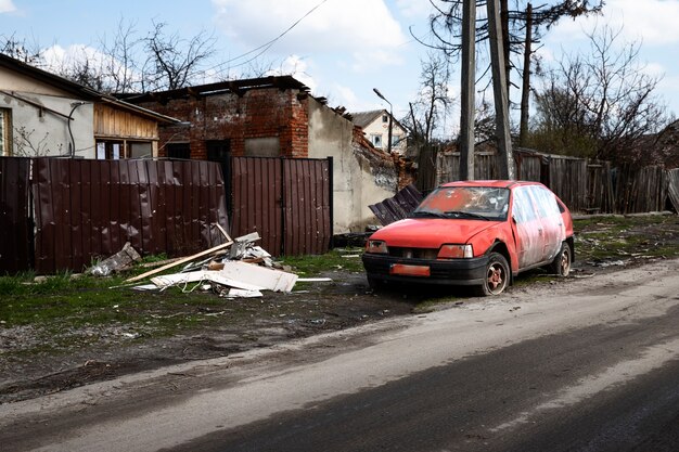 La guerra rusa del coche rojo roto en ucrania