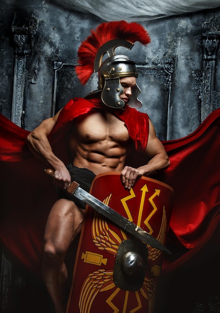Guerrero romano con cuerpo musculoso sosteniendo espada y escudo