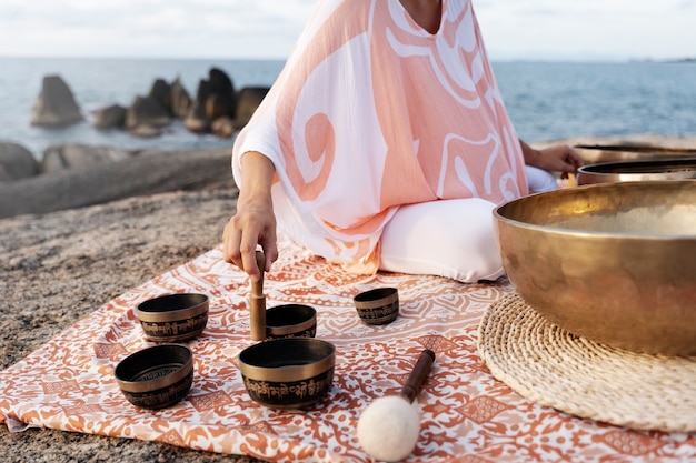 Foto gratuita guía de meditación con cuencos tibetanos.