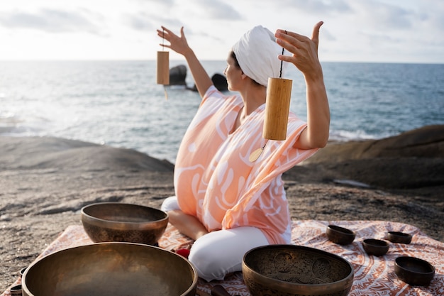 Foto gratuita guía de meditación de plano completo con herramientas externas.