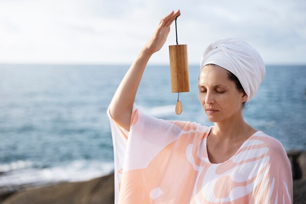 Foto gratuita guía de meditación de tiro medio con herramienta.