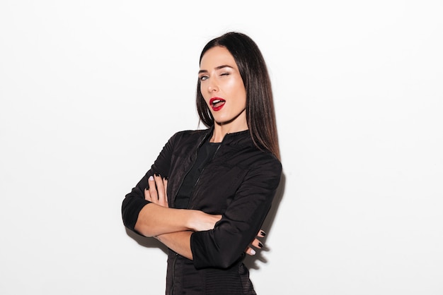 Guiño de mujer con labios rojos