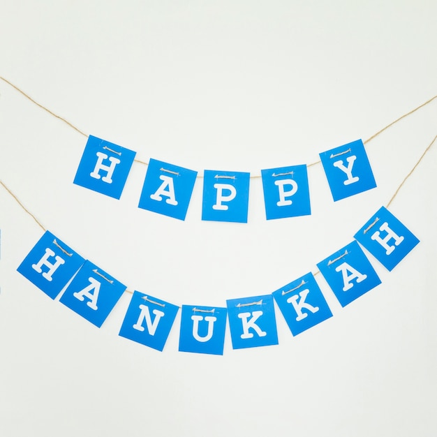 Foto gratuita guirnalda feliz de hanukkah en la pared