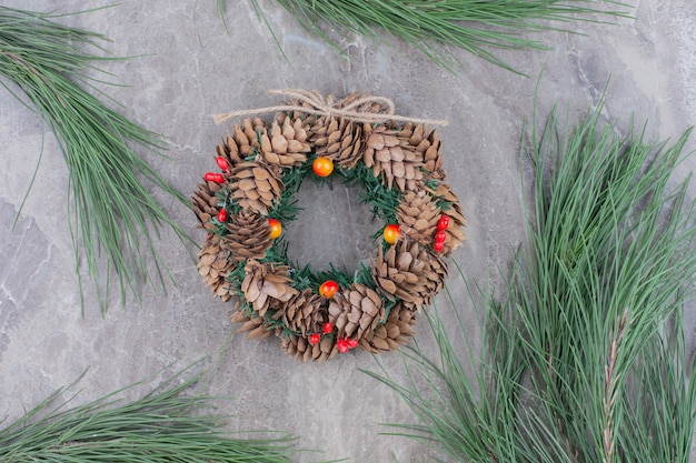 Foto gratuita guirnalda festiva de navidad con brunch de árbol.