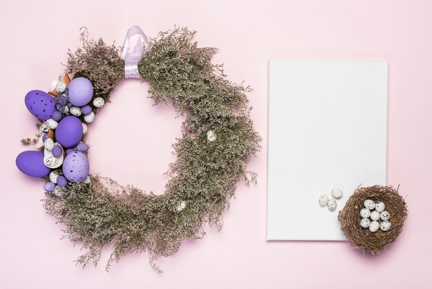 Guirnalda de huevos de pascua y flores con papel.