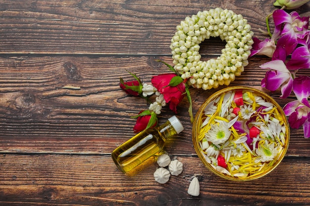 Foto gratuita guirnalda de jazmín tradicional tailandés y flores de colores en cuencos de agua decoración y perfume, piedra caliza margosa