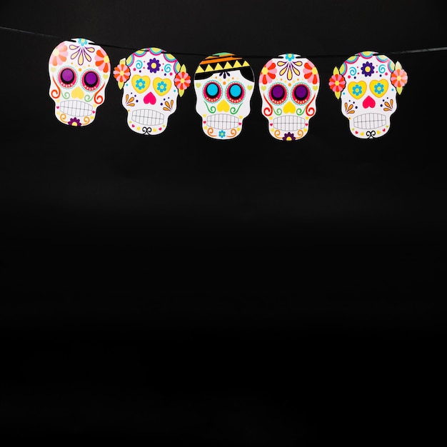 Foto gratuita guirnalda de papel con cráneos coloridos